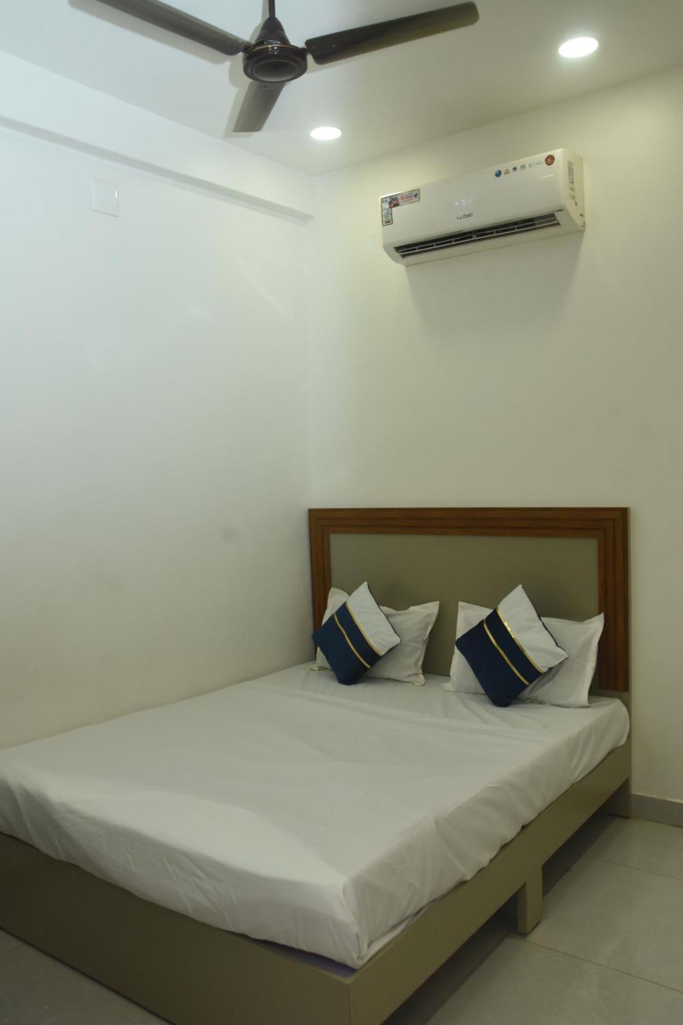 Hotel J K And Restaurant Morbi Exterior foto