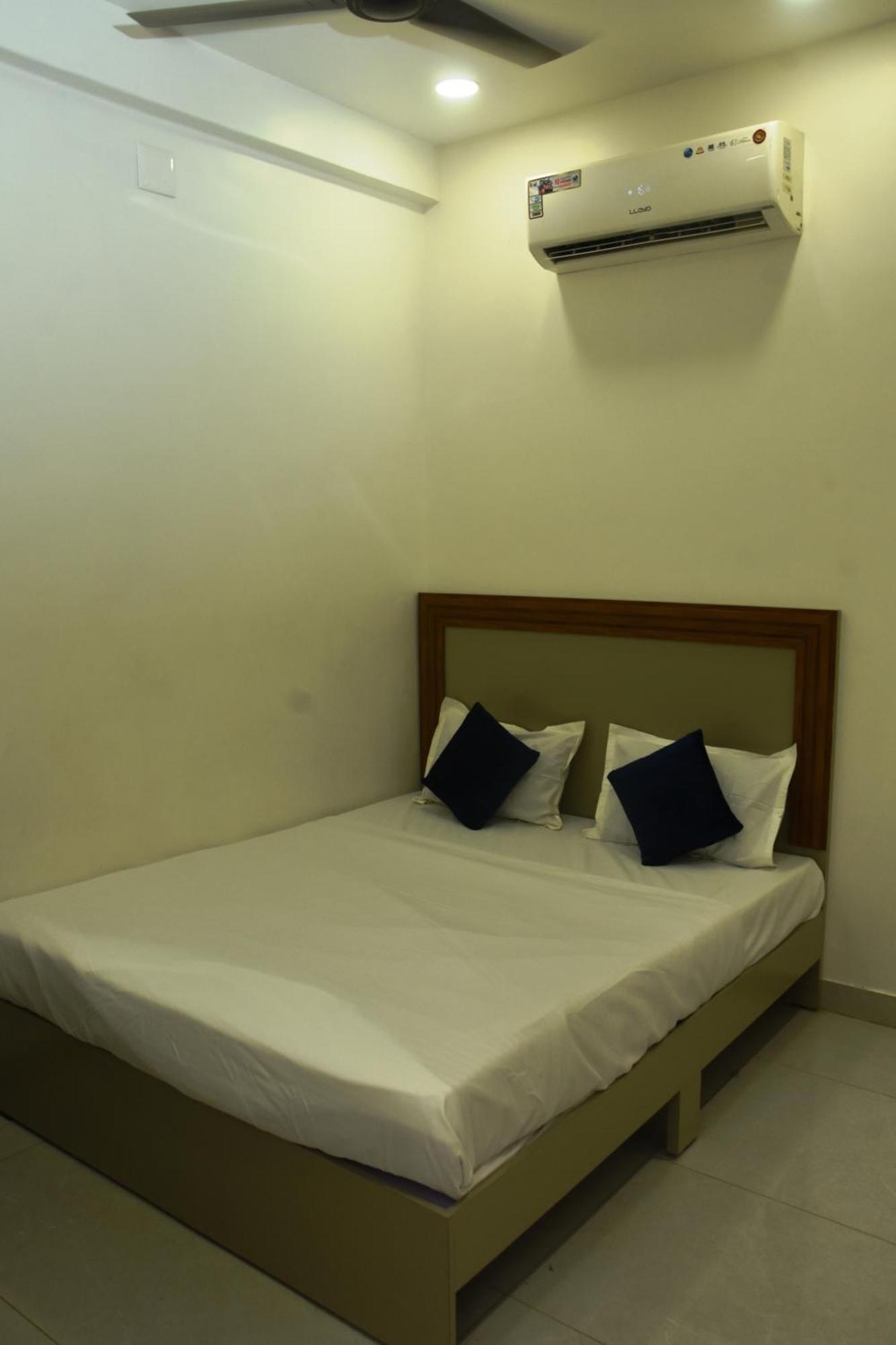 Hotel J K And Restaurant Morbi Exterior foto